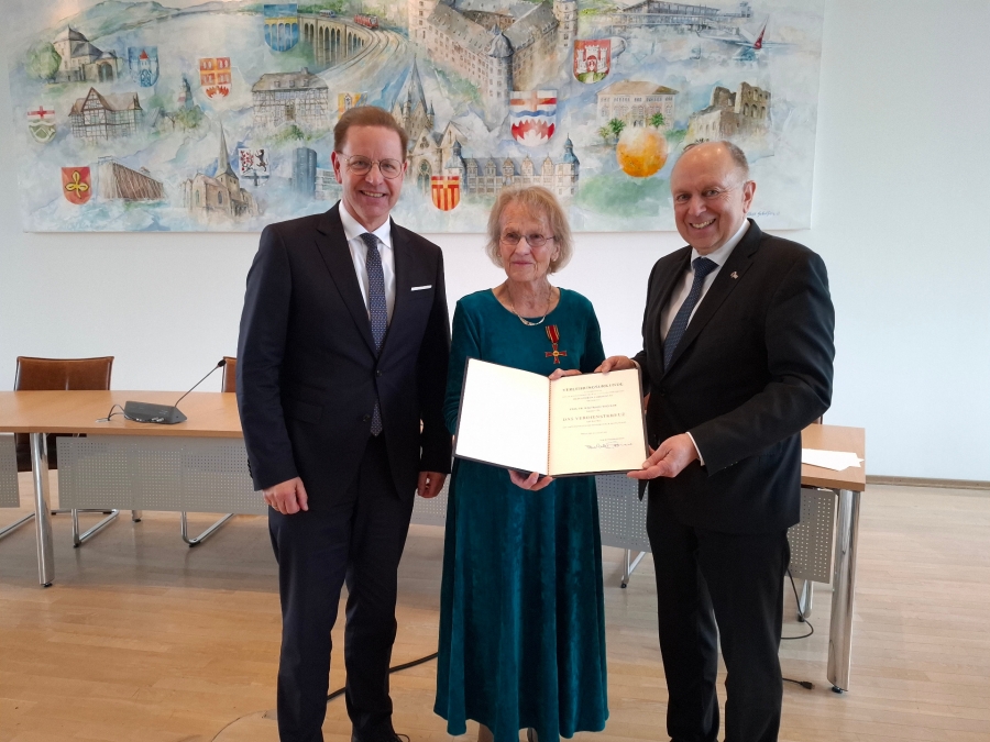 Eine besondere Auszeichnung für eine besondere Frau, die sich jahrelang für das Wohlergehen anderer einsetzt. Salzkottens Bürgermeister Ulrich Berger, die geehrte Frau Dr. Waltraud Teigeler und Landrat Christoph Rüther (v.l.) © Kreis Paderborn, Kristin Pieper